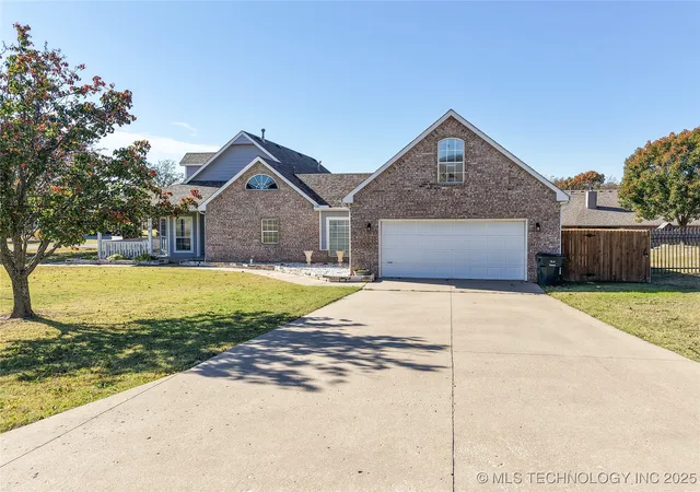 Photo 2 of Sale Pending at 814 S Tall Chief Ave, Skiatook, OK 74070 | MLS# 2539517 | Listing updated on 2026-09-11