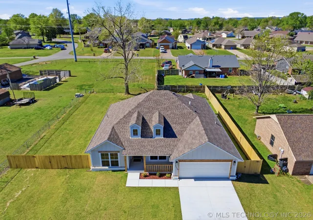 Photo 3 of Sale Pending at 21254 E 35th Pl S, Broken Arrow, OK 74014 | MLS# 2535301 | Listing updated on 2026-09-01