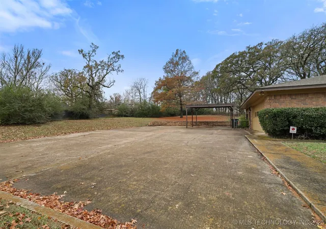 Photo 3 of Sale Pending at 921 Crooked Oak Dr, Durant, OK 74701 | MLS# 2547946 | Listing updated on 2026-09-07