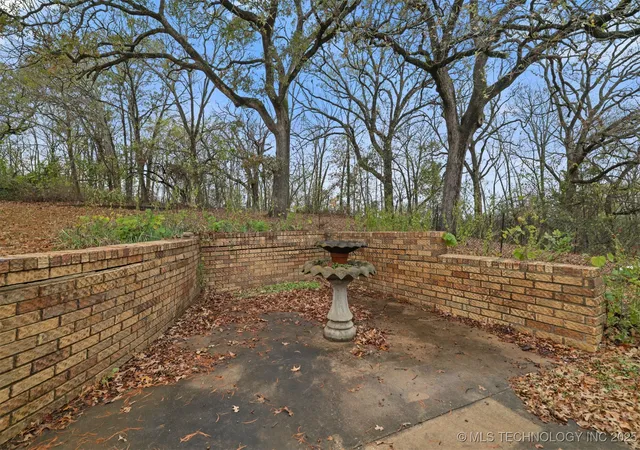 Photo 3 of Sale Pending at 921 Crooked Oak Dr, Durant, OK 74701 | MLS# 2547946 | Listing updated on 2026-09-07