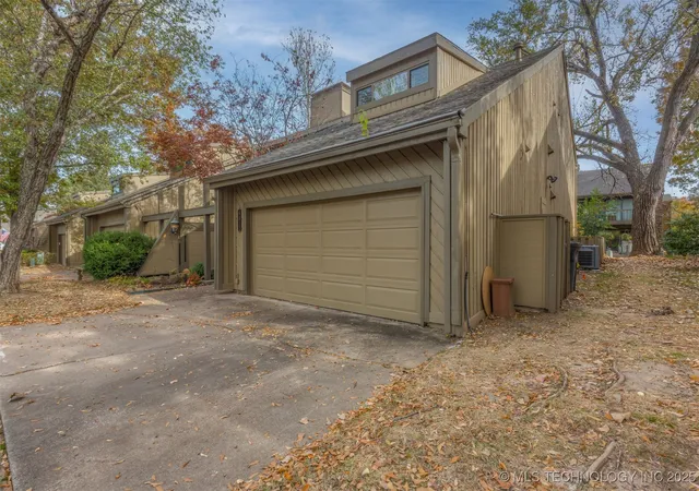 Listing Photo 5 - Condo for sale in building located at 6013 S Atlanta Ave, Tulsa, OK 74105 - Unit #2