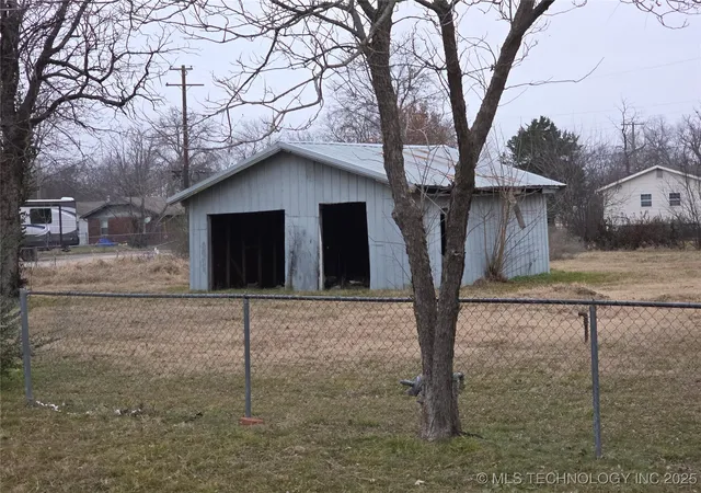Photo 3 of Sale Pending at 415 E Holly St, Haskell, OK 74436 | MLS# 2549591 | Listing updated on 2026-09-04