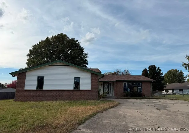 Photo 1 of Sale Pending at 8 Dakota, Muskogee, OK 74403 | MLS# 2550154 | Listing updated on 2026-09-02