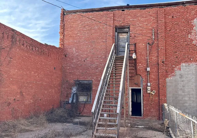 Photo 3 of Single family home for sale at 120 N Main St, Yale, OK 74085 | MLS# 2551407 | Listing updated on 2026-09-09