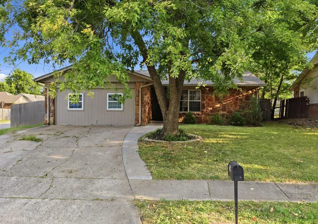 Photo 1 of Single family home for sale at 125 W Austin St, Broken Arrow, OK 74011 | MLS# 2606921 | Listing updated on 2026-09-08