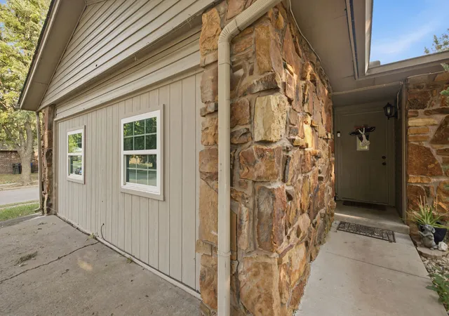 Photo 2 of Single family home for sale at 125 W Austin St, Broken Arrow, OK 74011 | MLS# 2606921 | Listing updated on 2026-09-08