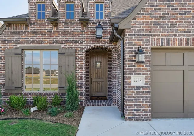 Photo 3 of Single family home for sale at 2705 W Twin Oaks St, Broken Arrow, OK 74011 | MLS# 2607695 | Listing updated on 2026-08-29