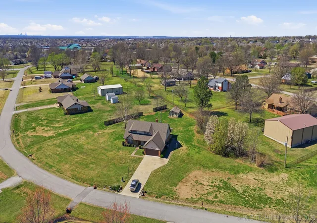 Photo 2 of Sale Pending at 9160 N 153rd Eastavenue, Owasso, OK 74055 | MLS# 2608928 | Listing updated on 2026-09-16