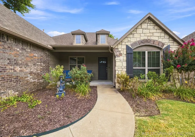 Photo 3 of Sale Pending at 1808 E Jacksonville St, Broken Arrow, OK 74012 | MLS# 2609846 | Listing updated on 2026-09-17