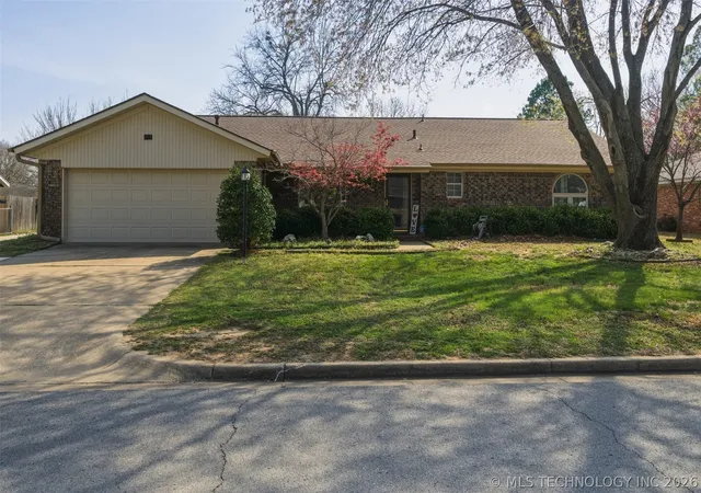 Photo 1 of Sale Pending at 543 Meadowood Dr, Broken Arrow, OK 74011 | MLS# 2609005 | Listing updated on 2026-09-05