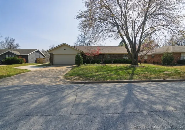 Photo 2 of Sale Pending at 543 Meadowood Dr, Broken Arrow, OK 74011 | MLS# 2609005 | Listing updated on 2026-09-05