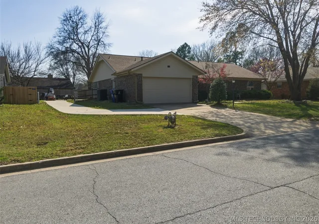 Photo 3 of Sale Pending at 543 Meadowood Dr, Broken Arrow, OK 74011 | MLS# 2609005 | Listing updated on 2026-09-05