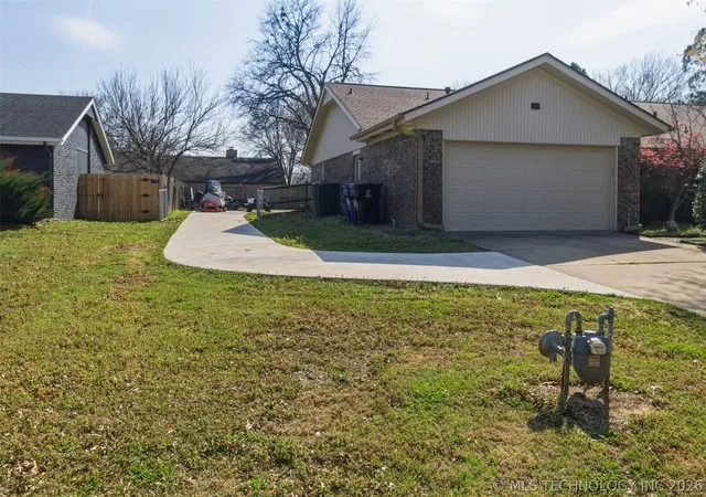 Photo 3 of Sale Pending at 543 Meadowood Dr, Broken Arrow, OK 74011 | MLS# 2609005 | Listing updated on 2026-09-05