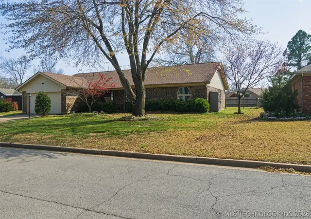 Photo 4 of Sale Pending at 543 Meadowood Dr, Broken Arrow, OK 74011 | MLS# 2609005 | Listing updated on 2026-09-05