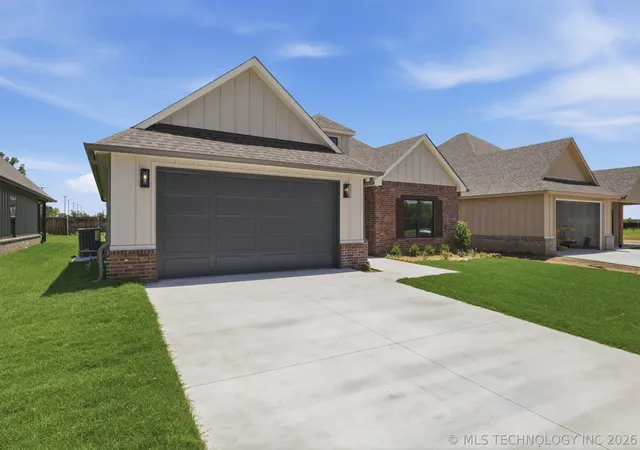 Photo 3 of Single family home for sale at 1009 S Chickasaw St, Skiatook, OK 74070 | MLS# 2611711 | Listing updated on 2026-09-14