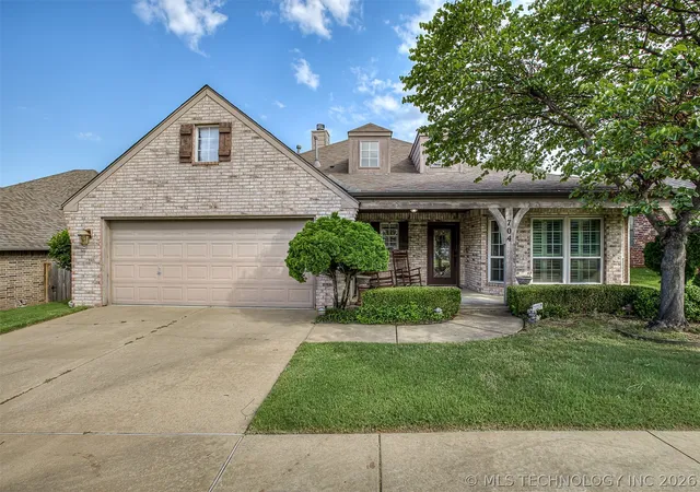 Photo 1 of Single family home for sale at 704 W Indianapolis St, Broken Arrow, OK 74012 | MLS# 2608964 | Listing updated on 2026-09-14