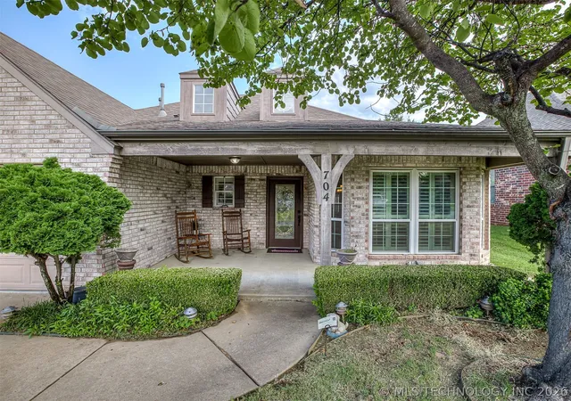 Photo 2 of Single family home for sale at 704 W Indianapolis St, Broken Arrow, OK 74012 | MLS# 2608964 | Listing updated on 2026-09-14