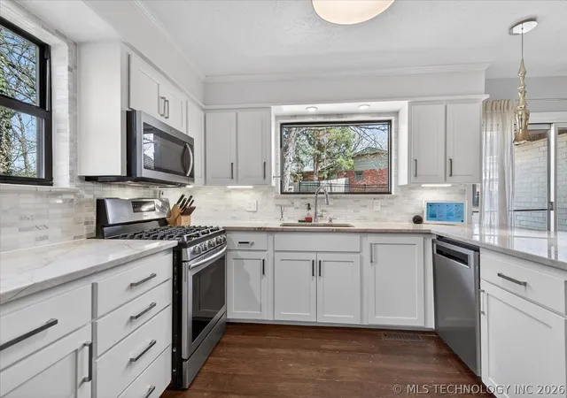 Photo 3 of Single family home for sale at 725 Kenwood Dr, Bartlesville, OK 74006 | MLS# 2610496 | Listing updated on 2026-10-05