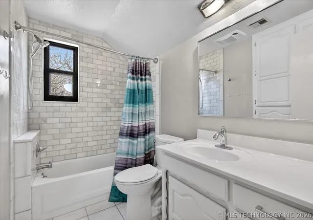 Photo 4 of Single family home for sale at 725 Kenwood Dr, Bartlesville, OK 74006 | MLS# 2610496 | Listing updated on 2026-10-05