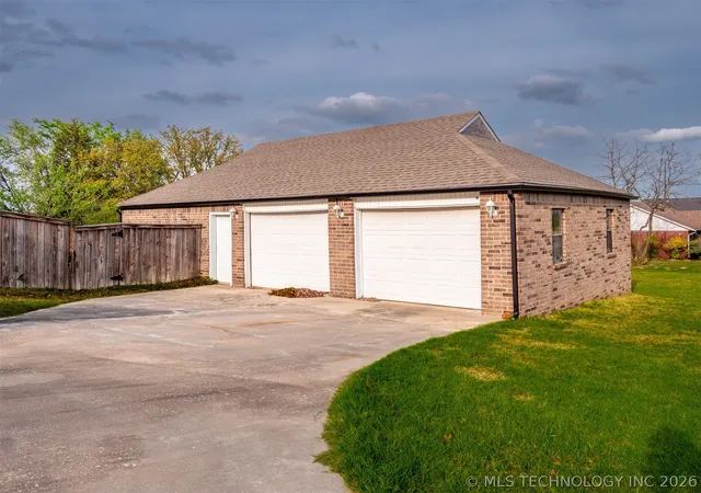 Photo 2 of Single family home for sale at 909 Fireside Est, Mc Alester, OK 74501 | MLS# 2612552 | Listing updated on 2026-08-31