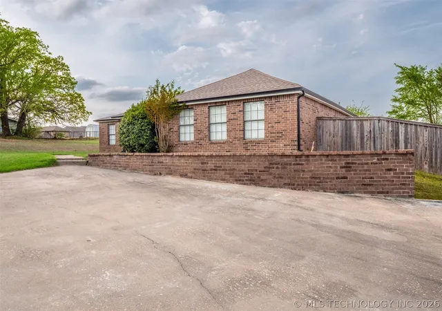 Photo 3 of Single family home for sale at 909 Fireside Est, Mc Alester, OK 74501 | MLS# 2612552 | Listing updated on 2026-08-31