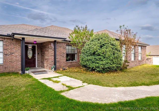 Photo 4 of Single family home for sale at 909 Fireside Est, Mc Alester, OK 74501 | MLS# 2612552 | Listing updated on 2026-08-31