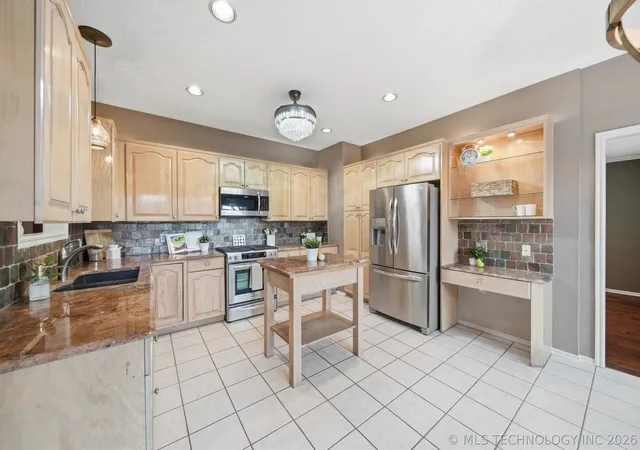 Photo 3 of Sale Pending at 411 W Union Pl, Broken Arrow, OK 74011 | MLS# 2613711 | Listing updated on 2026-09-03