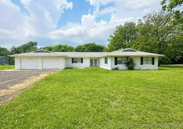 Single family home for sale at 331 N Pine, Stratford, OK 74872 | MLS# 2614387
