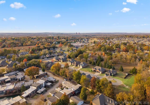 Listing Photo 2 - Condo for sale in building located at 39 SE Shadowlake Dr, Bartlesville, OK 74006 - Unit #39