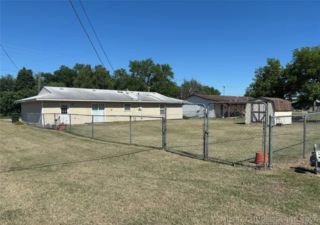 Photo 3 of Single family home for sale at 901 N Kern Ave, Okmulgee, OK 74447 | MLS# 2617124 | Listing updated on 2026-09-14