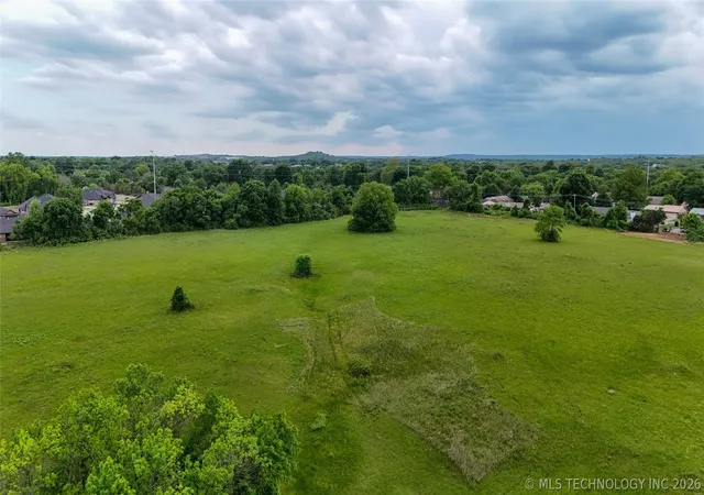 Photo 4 of Sale Pending at 007 S Elwood Ave, Glenpool, OK 74033 | MLS# 2617130 | Listing updated on 2026-09-08