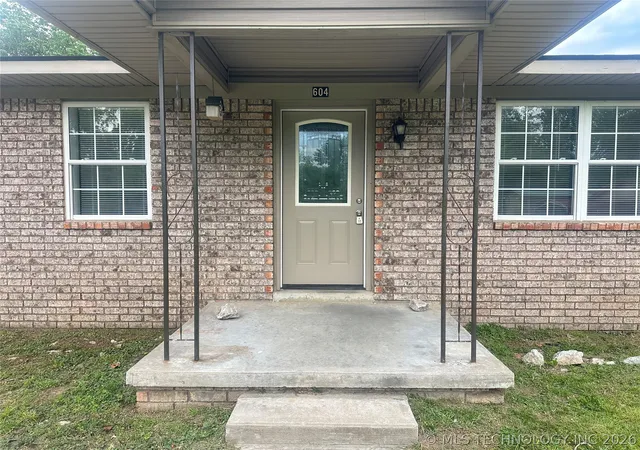 Photo 2 of Single family home for sale at 604 S 1st Street, Henryetta, OK 74437 | MLS# 2617830 | Listing updated on 2026-09-01