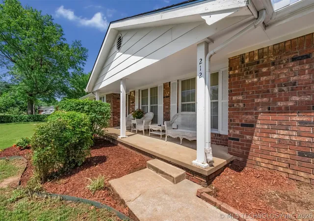 Photo 3 of Sale Pending at 212 N Will Rogers Loop W, Oologah, OK 74053 | MLS# 2618493 | Listing updated on 2026-09-04