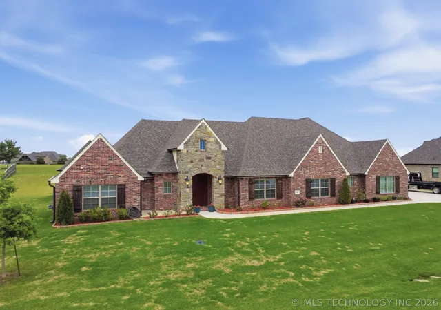 Photo 3 of Single family home for sale at 8307 E 107th Street, Owasso, OK 74055 | MLS# 2618755 | Listing updated on 2026-08-31