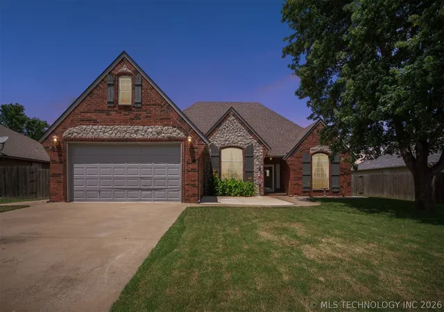 Photo 2 of Single family home for sale at 8037 Vintage Tr Dr, Claremore, OK 74019 | MLS# 2618971 | Listing updated on 2026-09-14