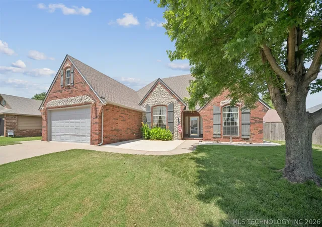 Photo 3 of Single family home for sale at 8037 Vintage Tr Dr, Claremore, OK 74019 | MLS# 2618971 | Listing updated on 2026-09-14