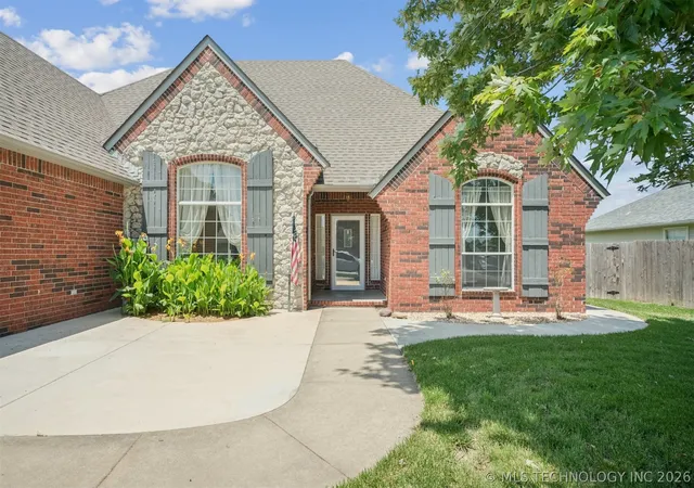 Photo 3 of Single family home for sale at 8037 Vintage Tr Dr, Claremore, OK 74019 | MLS# 2618971 | Listing updated on 2026-09-14
