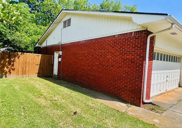 Photo 2 of Single family home for sale at 1736 Tiverton St, Ardmore, OK 73401 | MLS# 2619070 | Listing updated on 2026-09-08