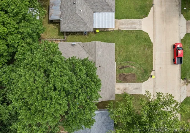 Photo 3 of Sale Pending at 920 Crestview St, Ada, OK 74820 | MLS# 2619352 | Listing updated on 2026-08-29