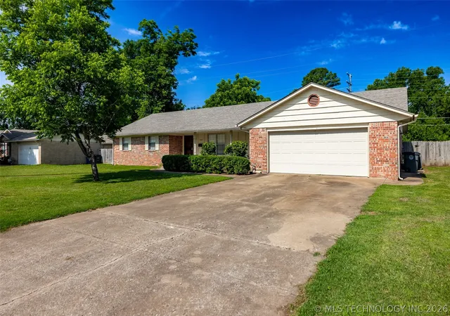 Photo 3 of Sale Pending at 2332 S Nogales Ave, Tulsa, OK 74107 | MLS# 2618521 | Listing updated on 2026-09-02