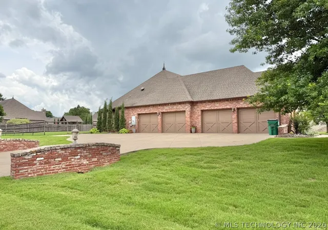 Photo 4 of Sale Pending at 11404 E 132nd Place S, Broken Arrow, OK 74011 | MLS# 2619516 | Listing updated on 2026-08-31
