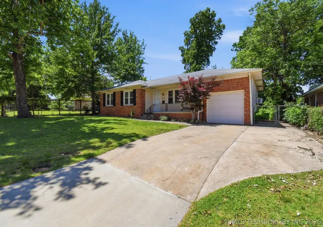 Photo 3 of Sale Pending at 3828 S Indianapolis Ave, Tulsa, OK 74135 | MLS# 2619566 | Listing updated on 2026-08-31