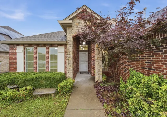 Photo 3 of Sale Pending at 2445 S Oak Ave, Broken Arrow, OK 74012 | MLS# 2619621 | Listing updated on 2026-09-23