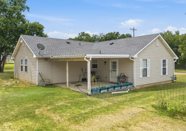 Photo 3 of Single family home for sale at 308 North 4th, Davis, OK 73030 | MLS# 2619719 | Listing updated on 2026-09-23