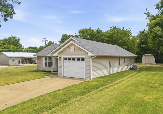 Photo 2 of Single family home for sale at 308 North 4th, Davis, OK 73030 | MLS# 2619719 | Listing updated on 2026-09-23