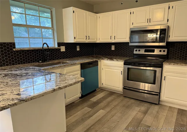 Photo 3 of Single family home for sale at 1116 N Hickory Dr, Broken Arrow, OK 74012 | MLS# 2619525 | Listing updated on 2026-10-06