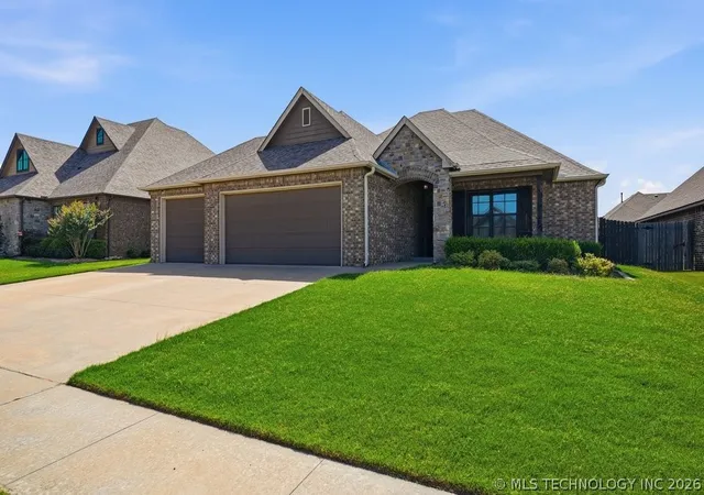 Photo 3 of Single family home for sale at 8110 N 77 Eastavenue, Owasso, OK 74055 | MLS# 2620274 | Listing updated on 2026-09-20