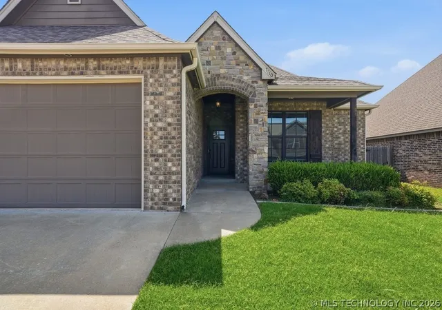 Photo 3 of Single family home for sale at 8110 N 77 Eastavenue, Owasso, OK 74055 | MLS# 2620274 | Listing updated on 2026-09-20
