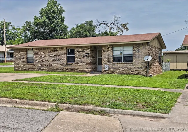 Photo 1 of Sale Pending at 220 W Ross St, Tahlequah, OK 74464 | MLS# 2620172 | Listing updated on 2026-09-09