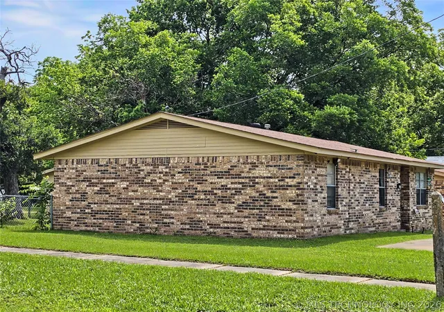 Photo 2 of Sale Pending at 220 W Ross St, Tahlequah, OK 74464 | MLS# 2620172 | Listing updated on 2026-09-09